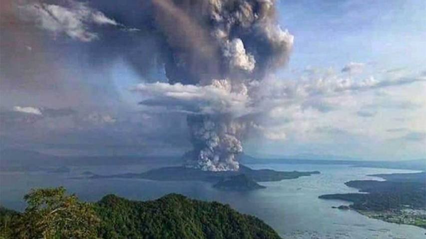 Volcán Taal de Filipinas expulsa columna de vapor